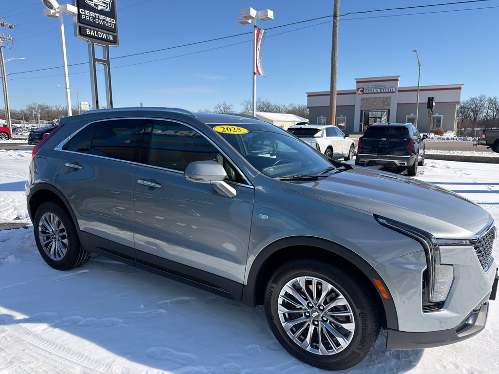 Used 2025 Cadillac XT4 Premium Luxury image 3