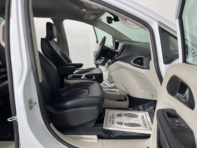 Used 2024 Chrysler Pacifica Touring-L FWD image 40