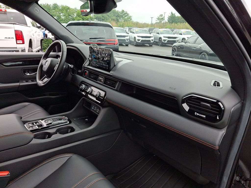Used 2025 Honda Pilot TrailSport image 11