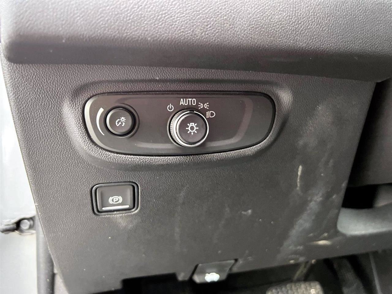 Used 2024 GMC Terrain SLE FWD image 18