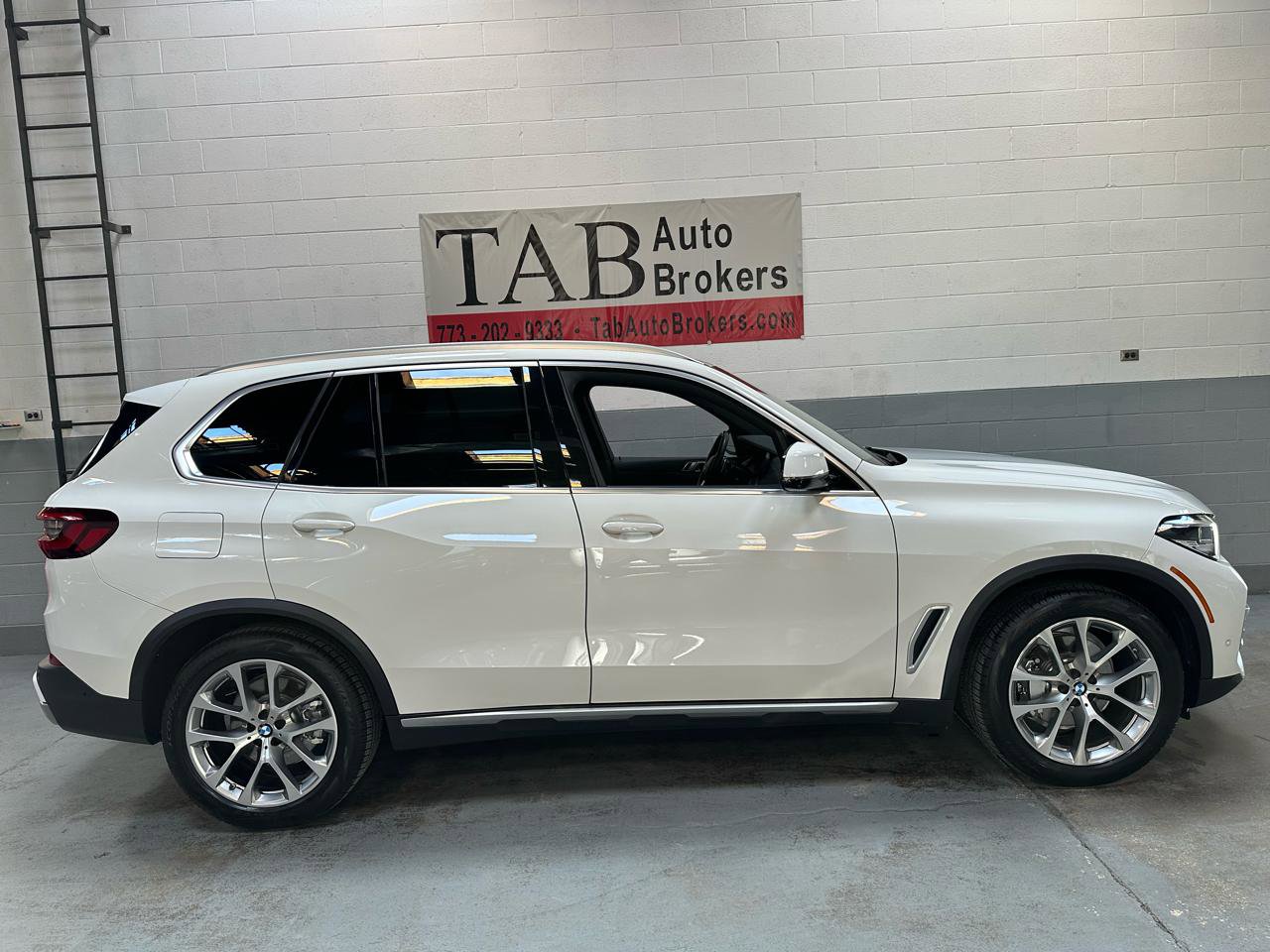 Used 2022 BMW X5 xDrive40i w/ Climate Comfort Package image 2