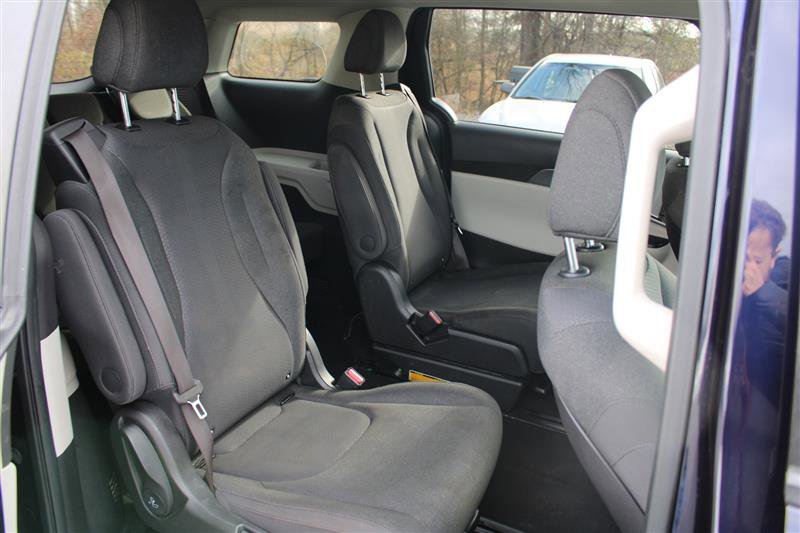 Used 2022 Kia Carnival LX image 14