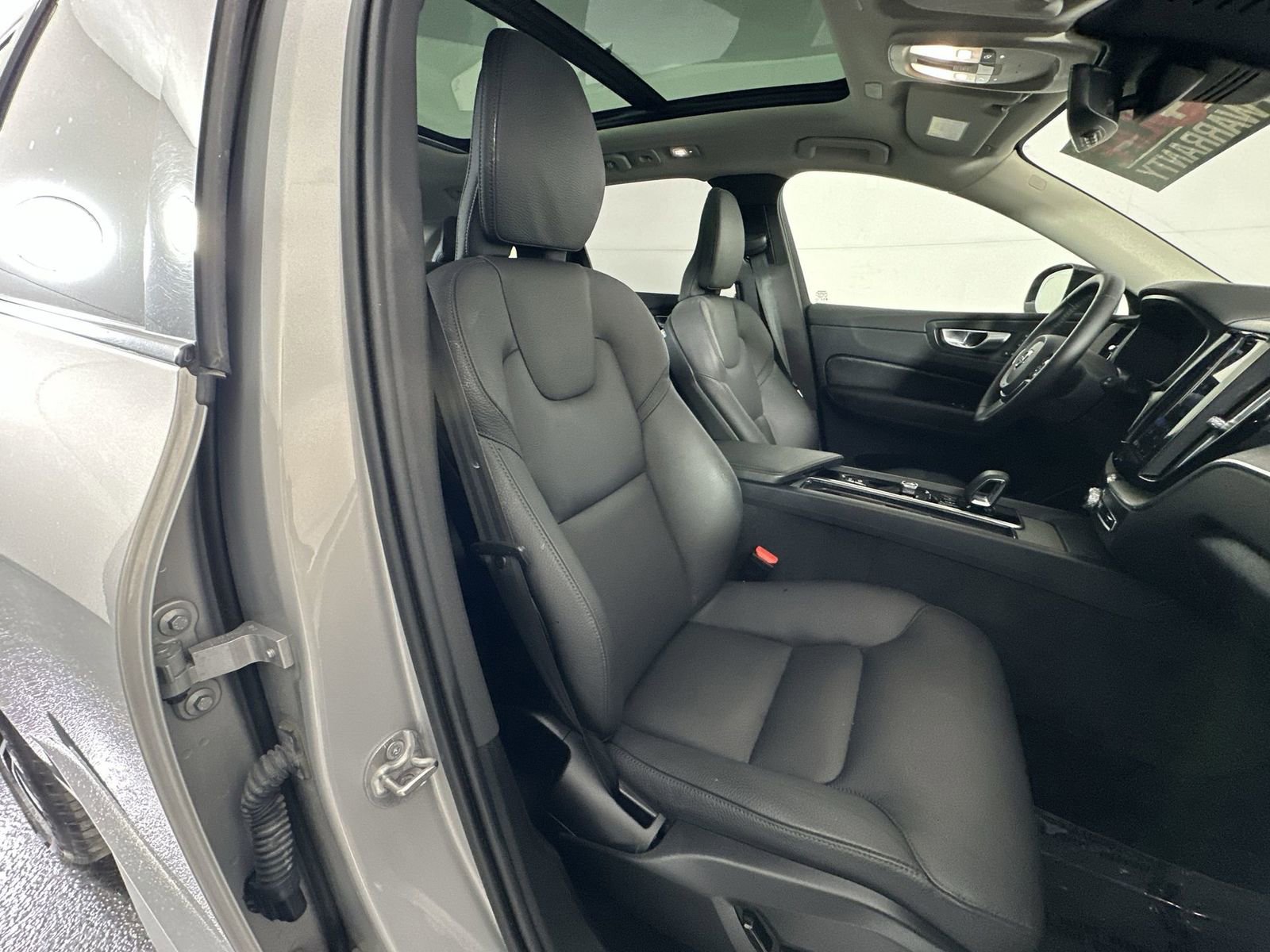 Used 2025 Volvo XC60 B5 Plus image 27