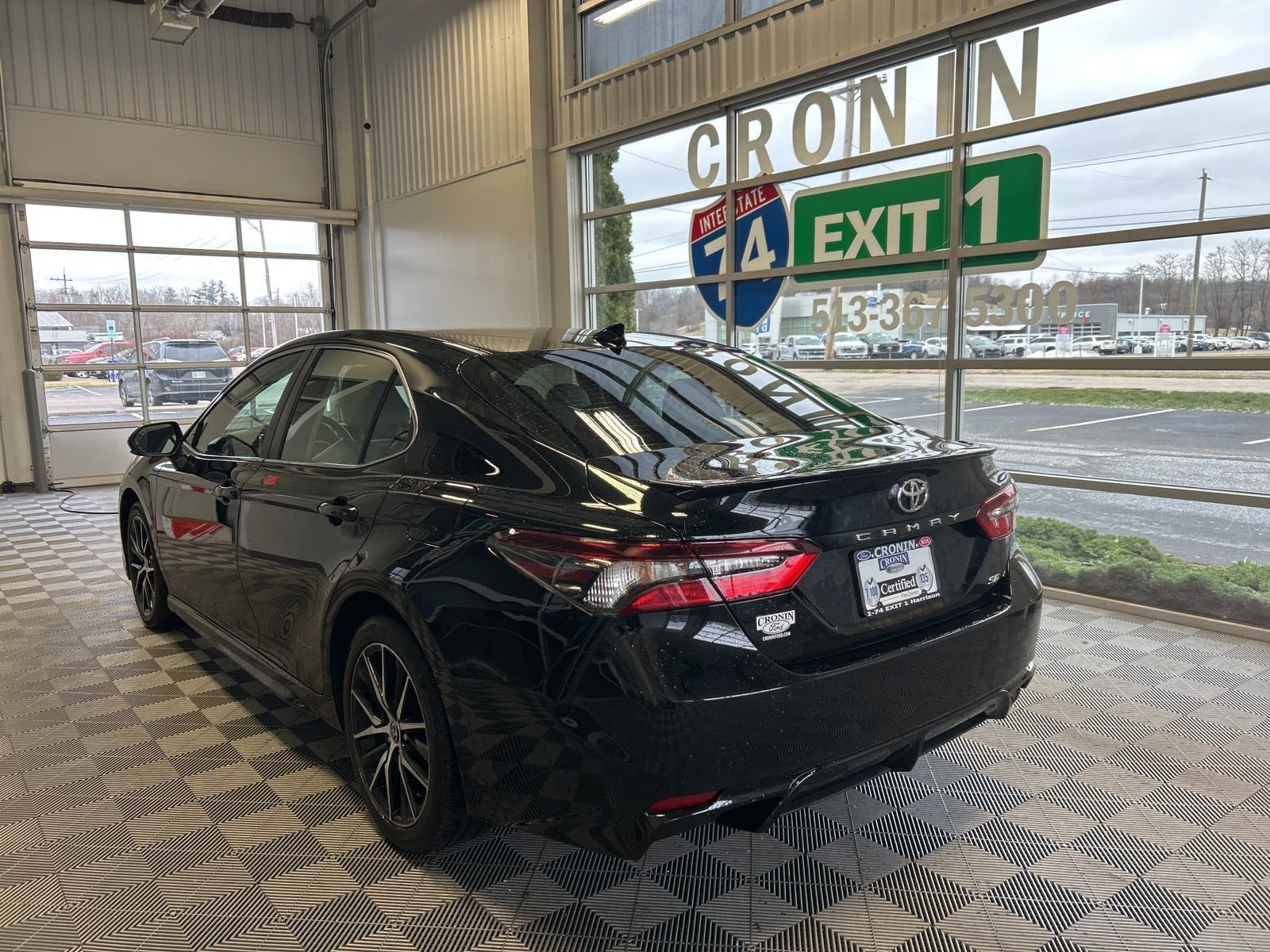 Used 2023 Toyota Camry SE image 4