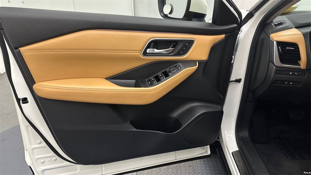 Certified 2023 Nissan Rogue Platinum w/ Platinum Premium Package image 17