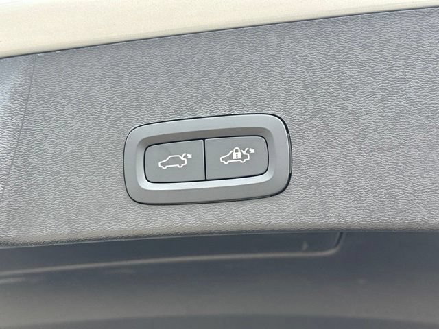 Certified 2025 Volvo XC40 B5 Plus AWD/4WD image 34