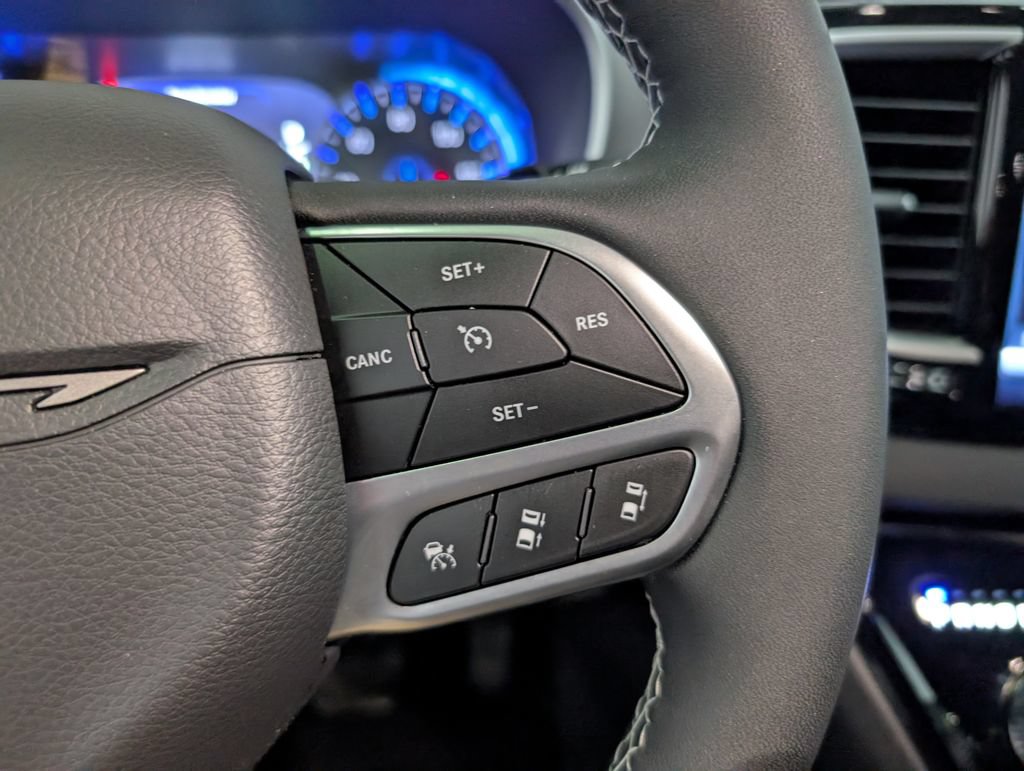 Used 2027 Chrysler Pacifica Select FWD image 18