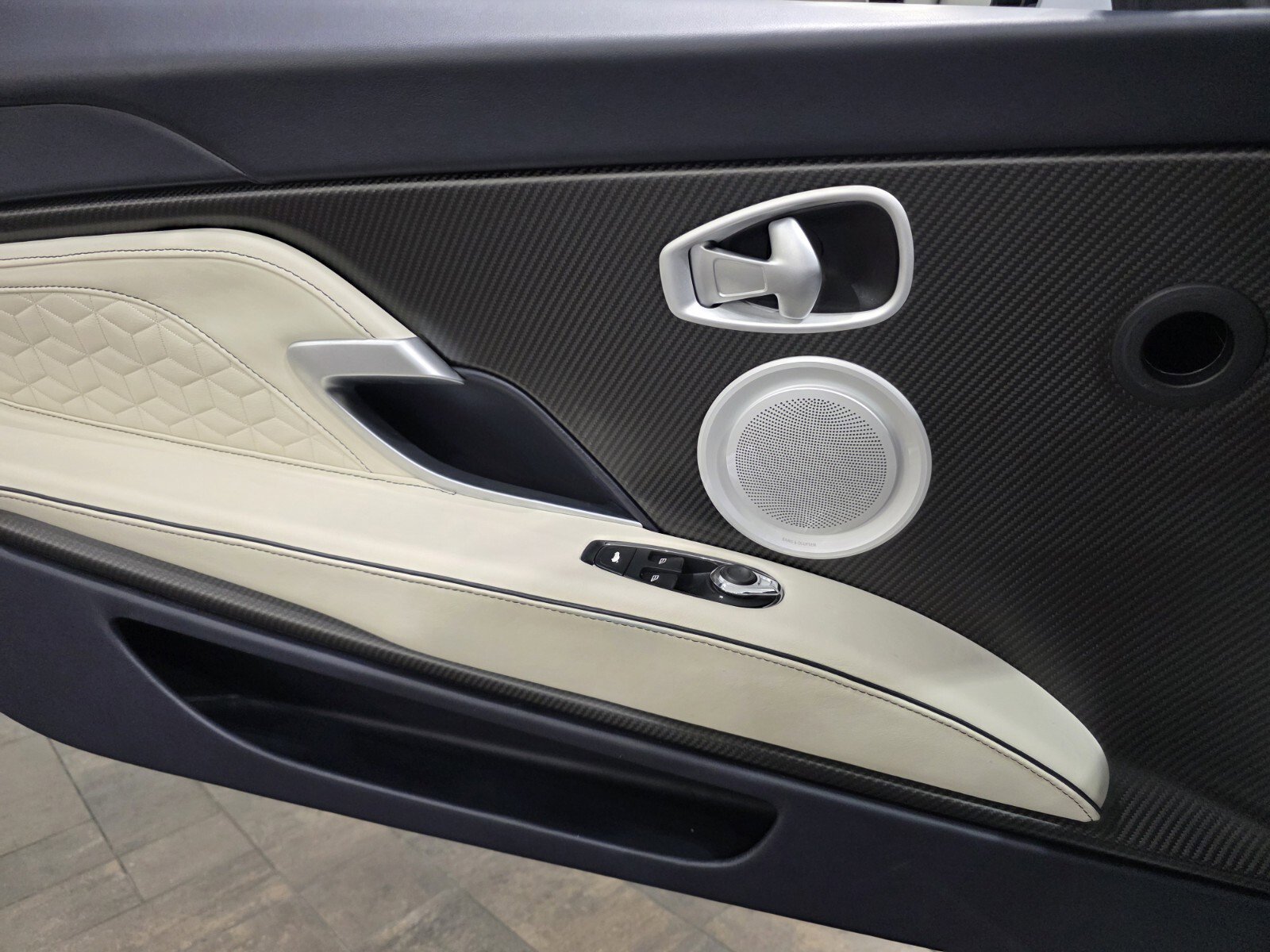 Used 2021 Aston Martin DBS Superleggera Volante image 17