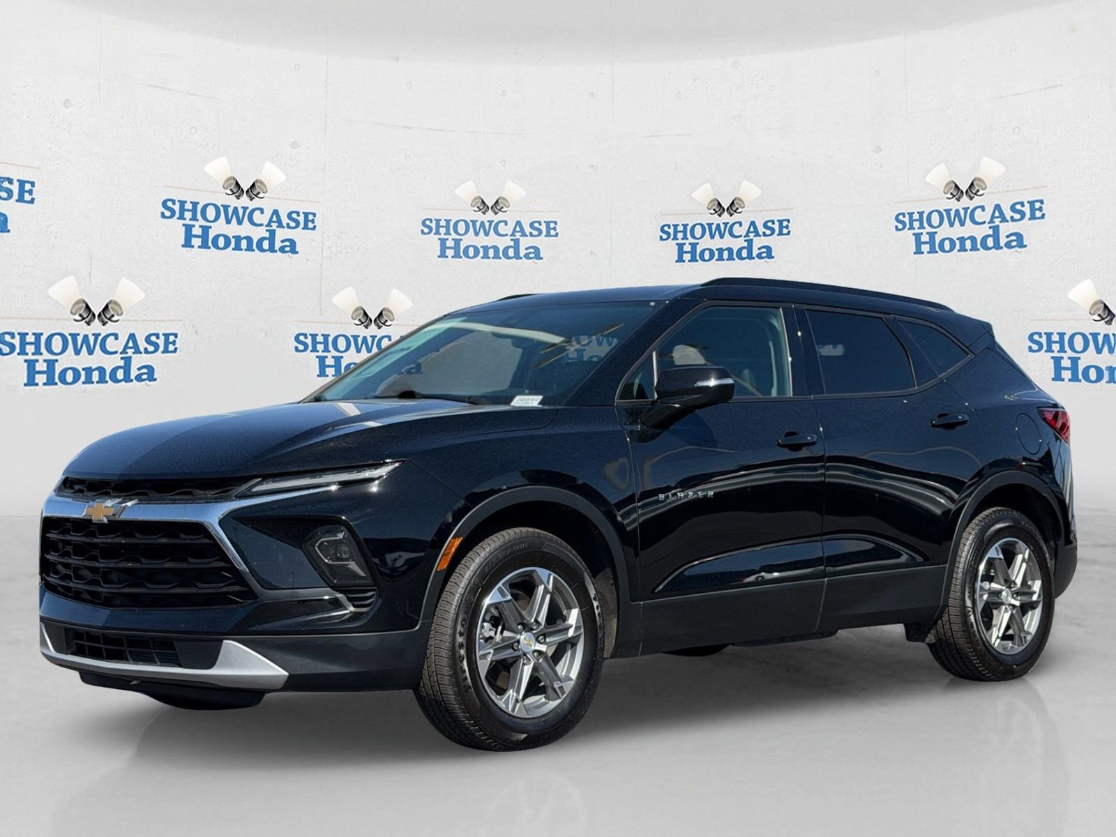 Used 2024 Chevrolet Blazer LT FWD image 2