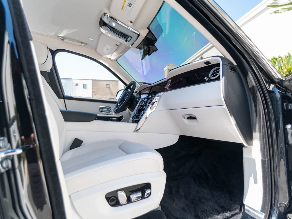 Used 2025 Rolls-Royce Cullinan AWD/4WD image 37