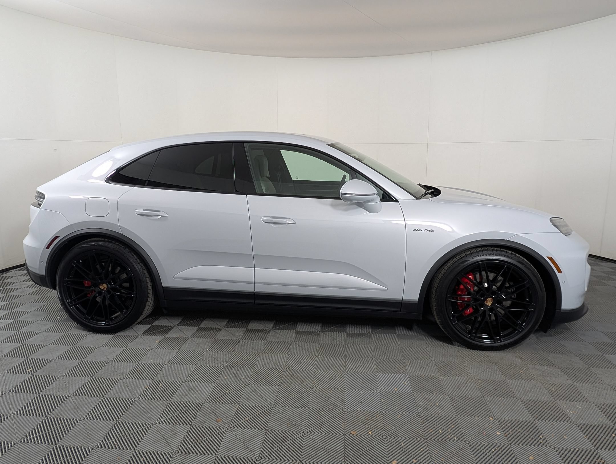 New 2025 Porsche Macan 4S Electric AWD/4WD image 9