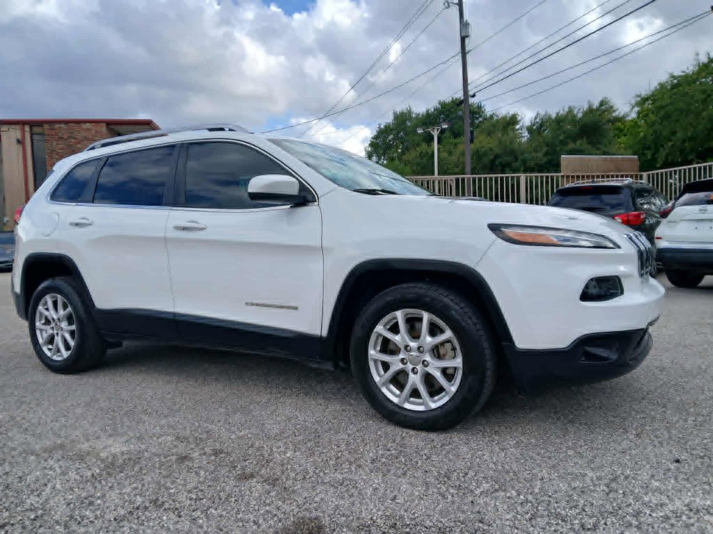 Used 2017 Jeep Cherokee Latitude FWD image 1
