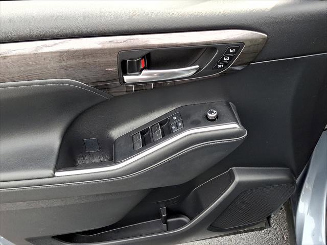 Used 2021 Toyota Highlander Limited AWD/4WD image 2