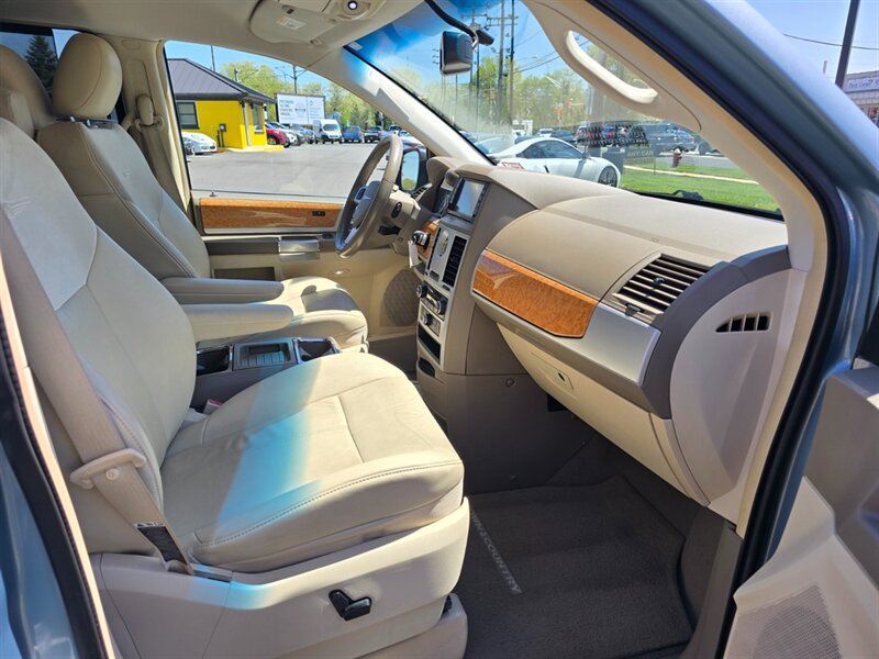 Used 2008 Chrysler Town & Country Limited w/ Trailer Tow Group FWD image 13