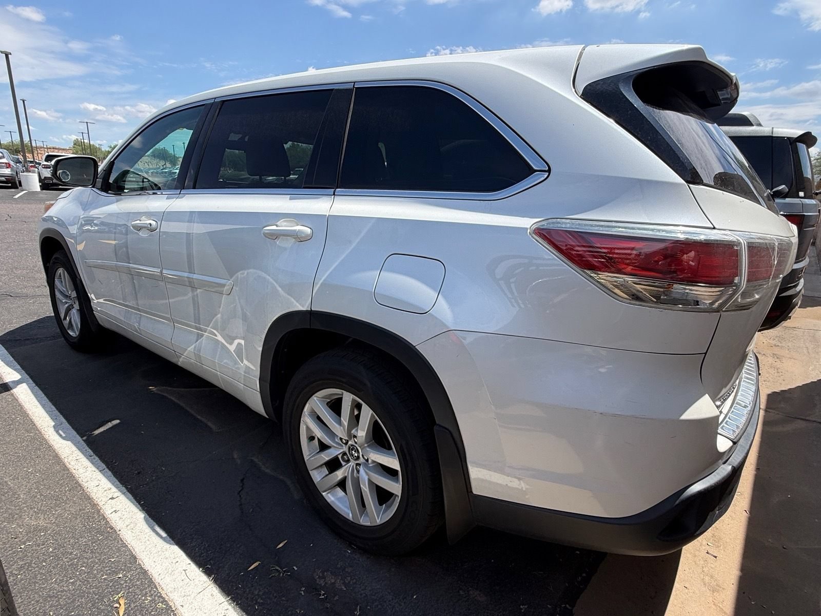 Used 2016 Toyota Highlander LE AWD/4WD image 3