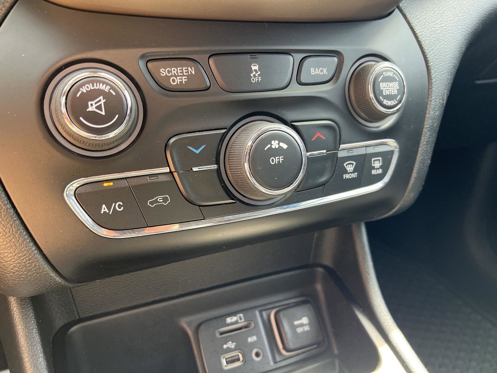 Used 2015 Jeep Cherokee Sport w/ Cold Weather Group FWD image 34