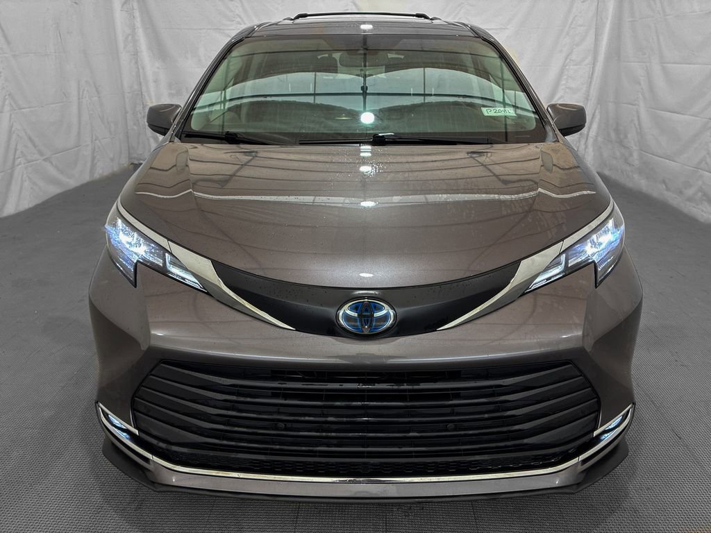Used 2022 Toyota Sienna XLE w/ XLE Plus Package FWD image 2