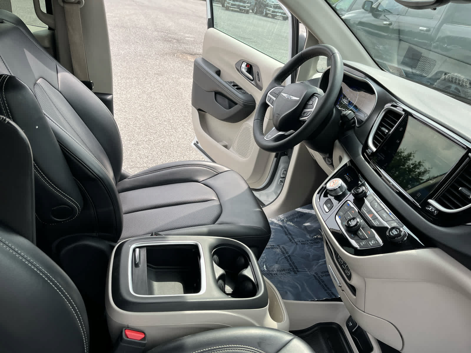 Used 2023 Chrysler Pacifica Touring-L FWD image 36