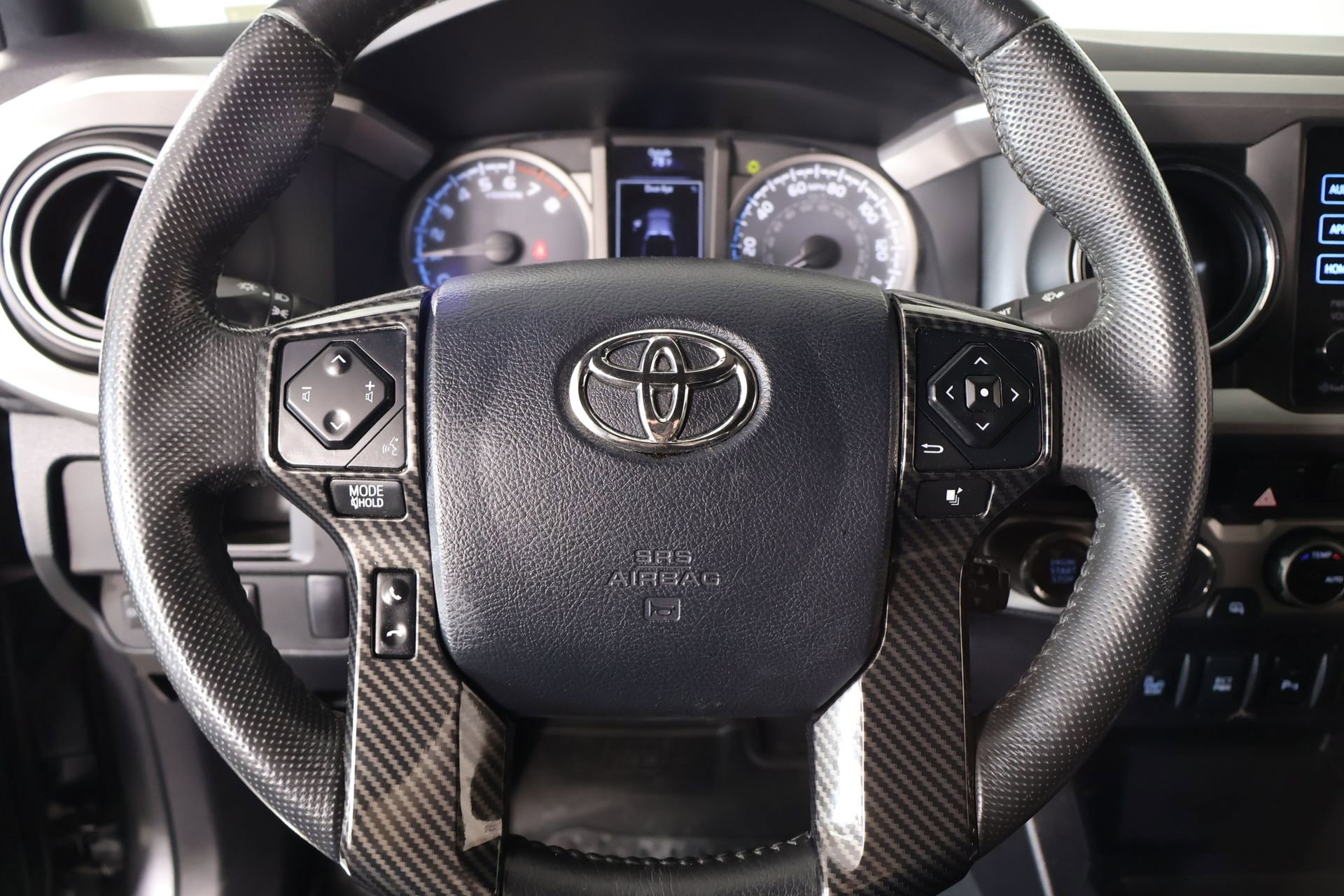 Used 2016 Toyota Tacoma Limited w/ Towing Package image 3