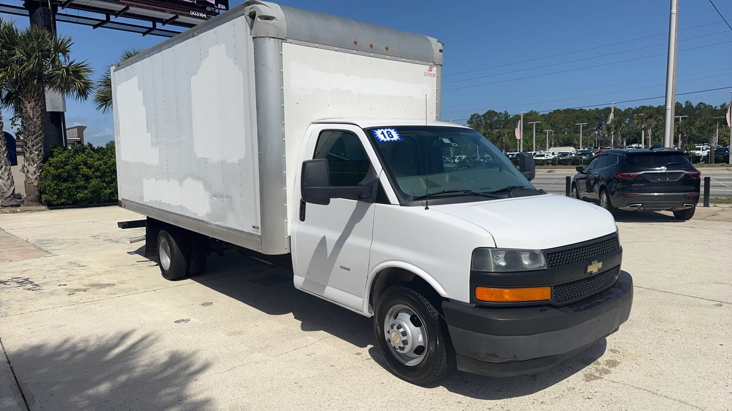 Used 2018 Chevrolet Express 3500 w/ Driver Convenience Package RWD image 7