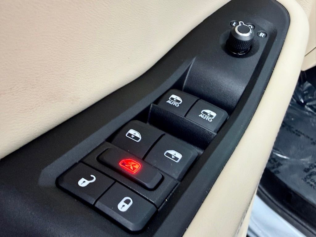 Used 2023 Jeep Grand Cherokee Limited w/ Luxury Tech Group II image 18