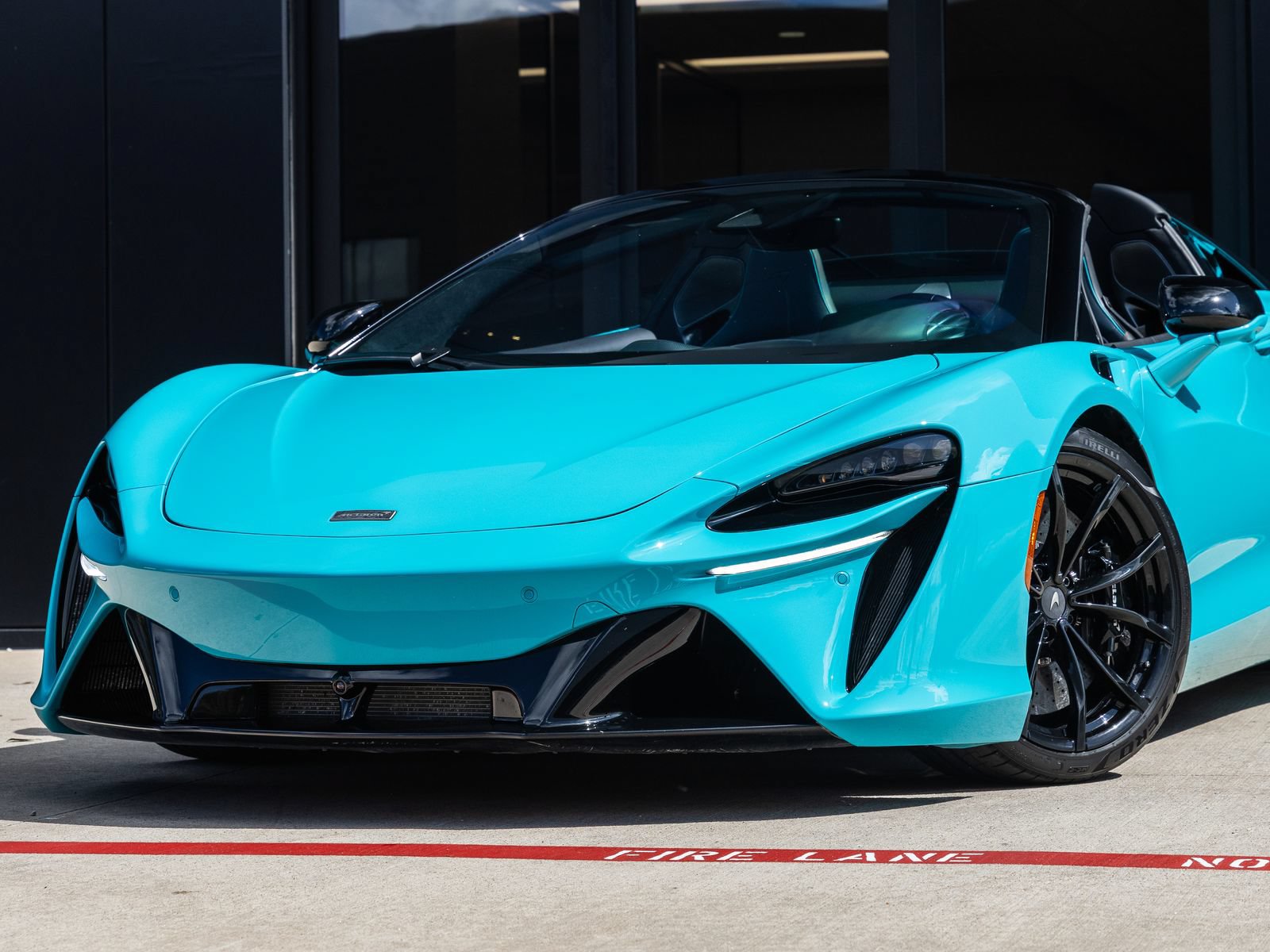 Used 2025 McLaren Artura Spider RWD image 4