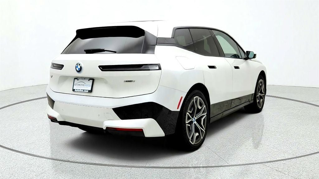 Used 2024 BMW iX xDrive50 w/ Sport Package AWD/4WD image 5