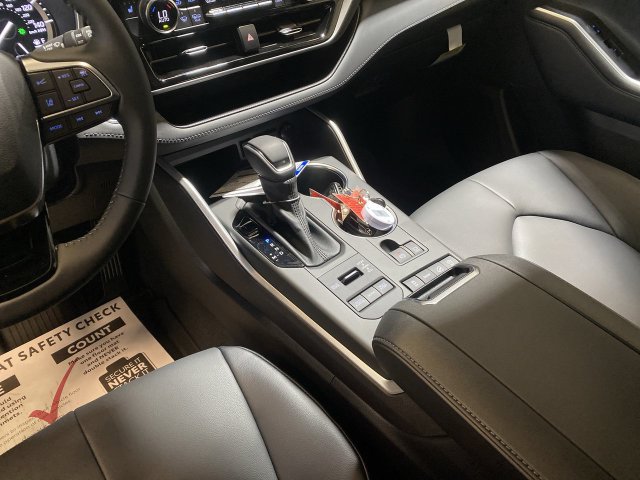 Used 2021 Toyota Highlander XLE AWD/4WD image 51