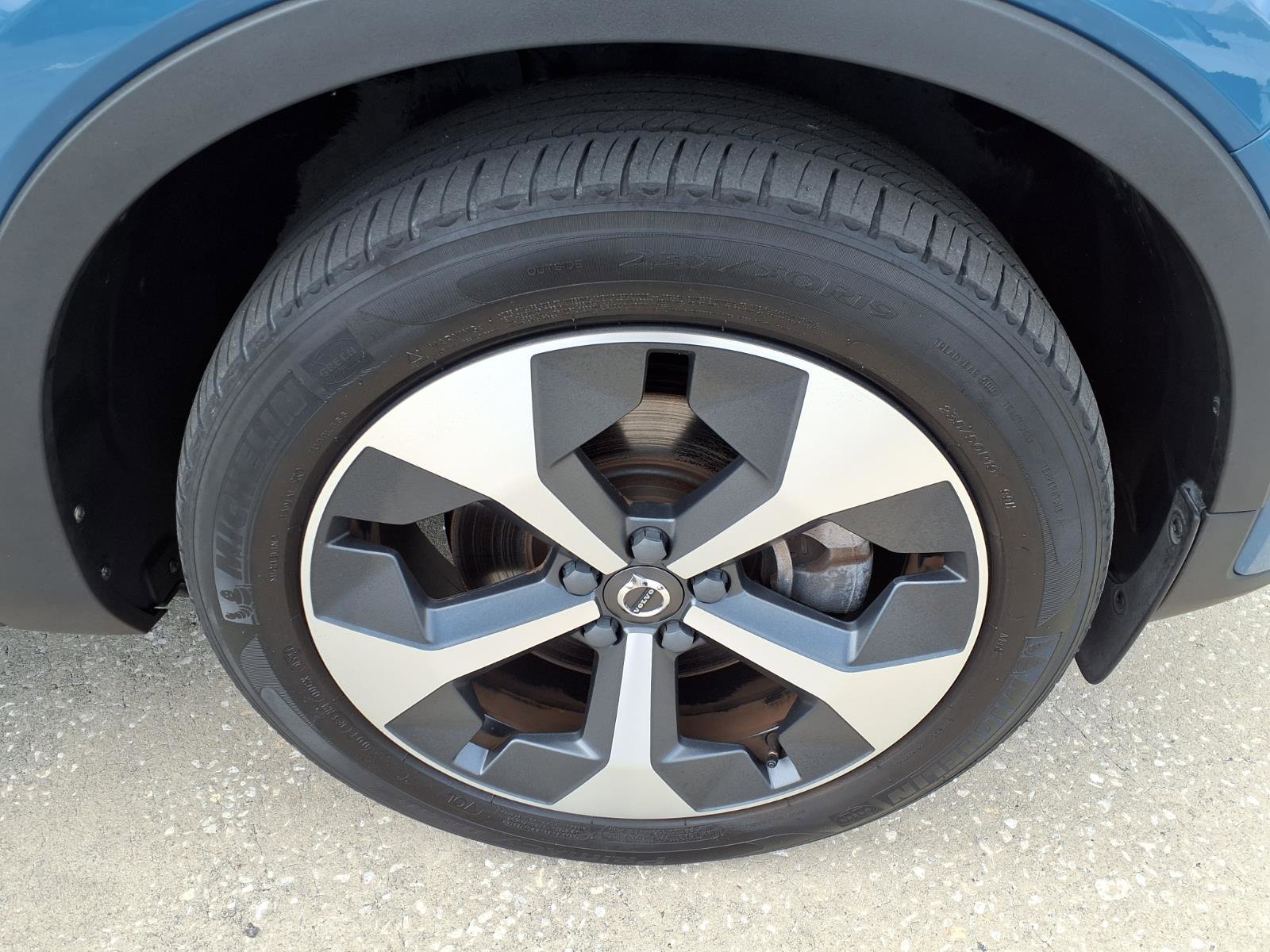 Used 2023 Volvo XC40 B5 Plus image 9