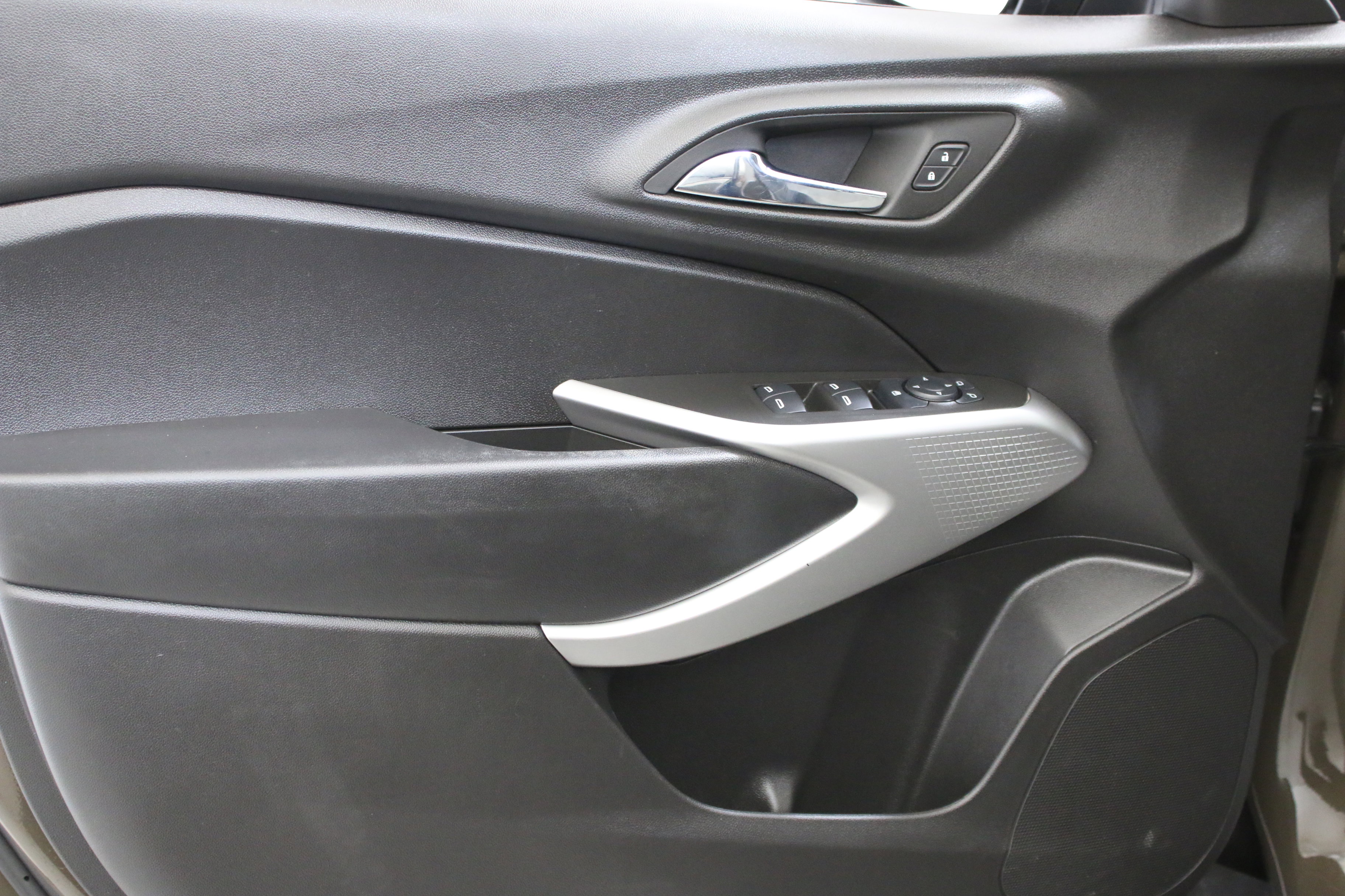 Used 2024 Chevrolet Trax LS w/ LS Convenience Package FWD image 28