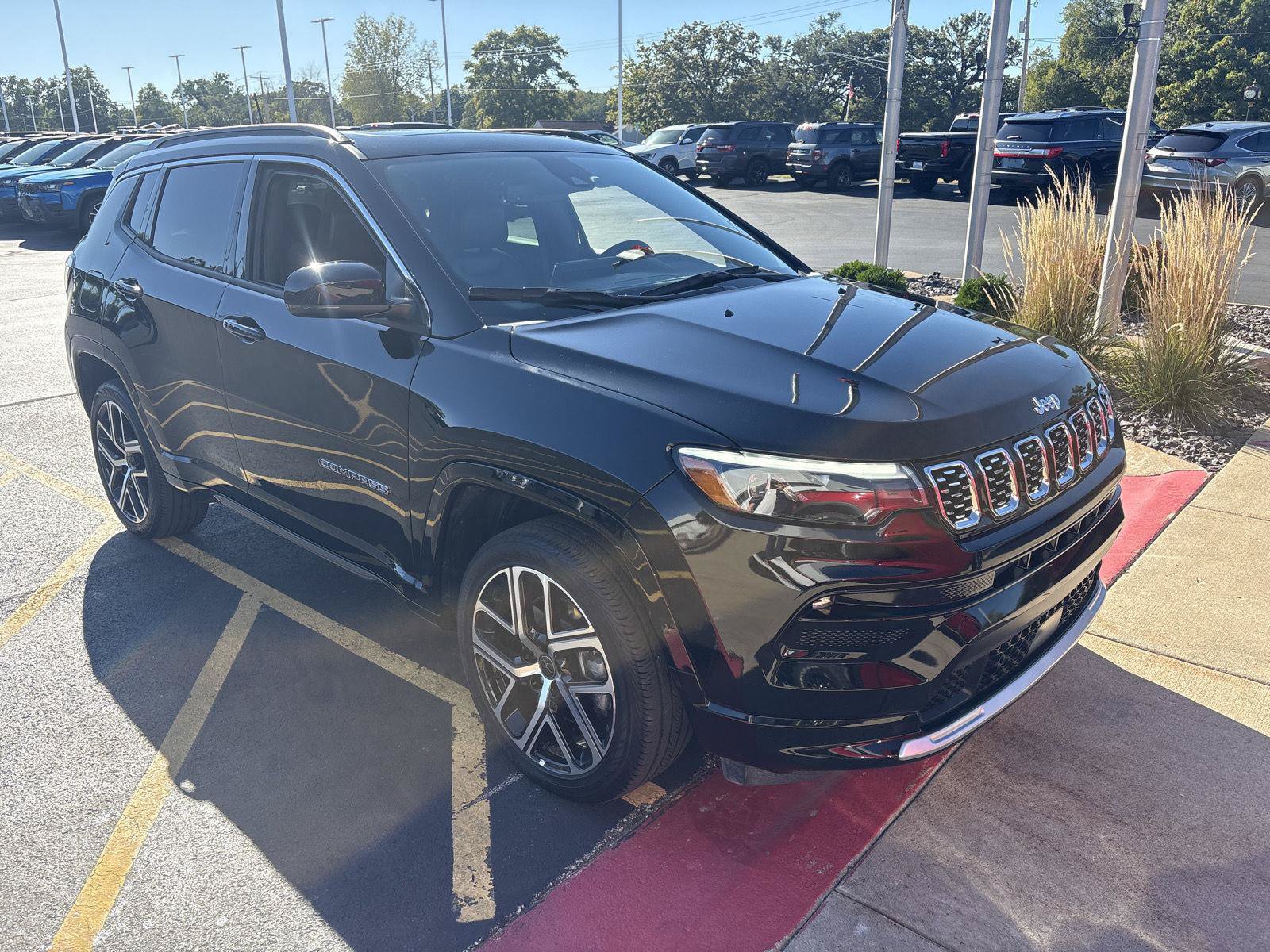 Used 2025 Jeep Compass Limited w/ Elite Group AWD/4WD image 3