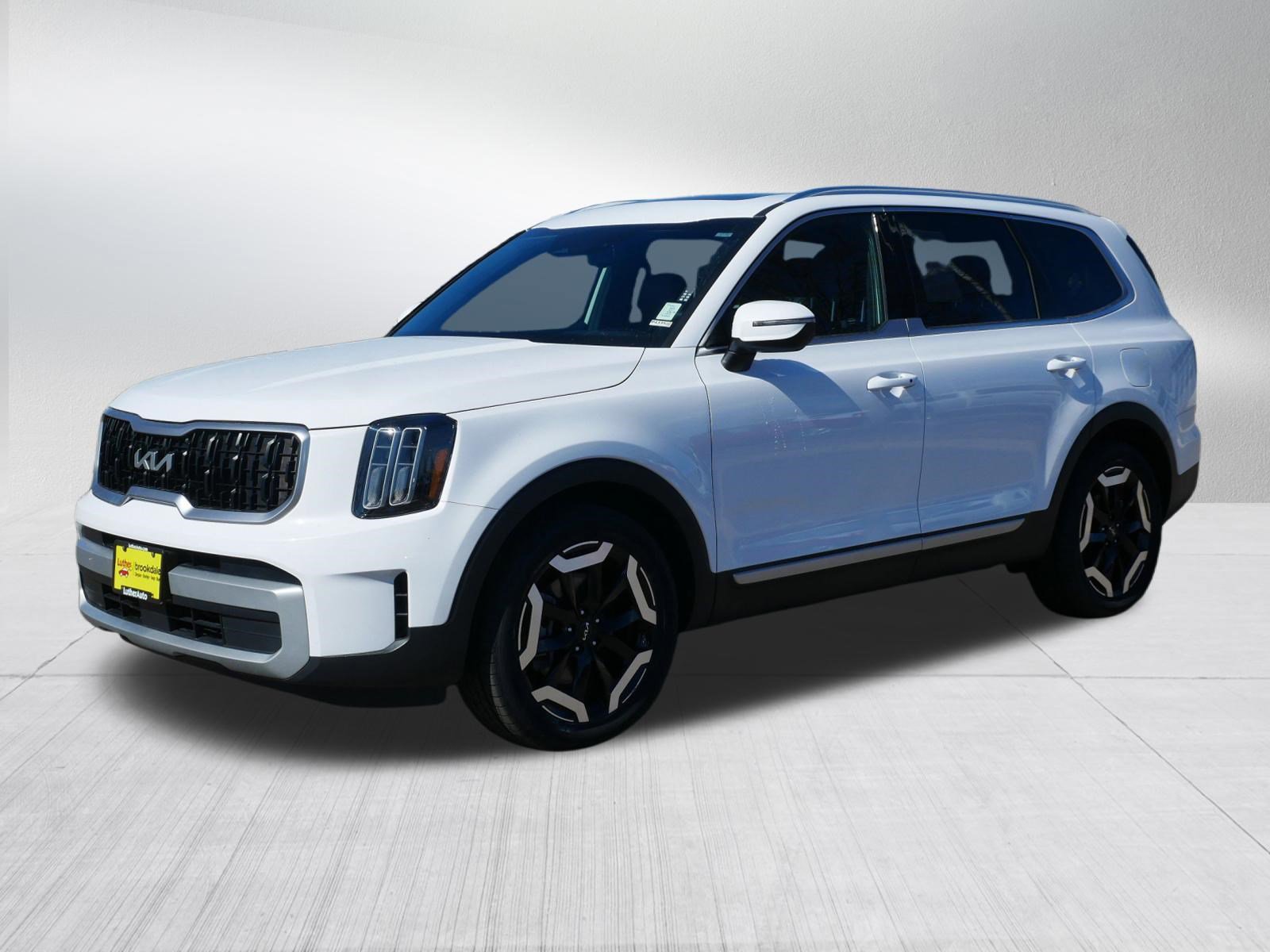 Used 2023 Kia Telluride EX w/ EX Captain's Chair Package image 3