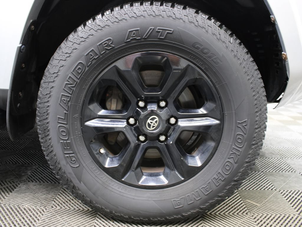 Used 2017 Toyota 4Runner SR5 AWD/4WD image 12