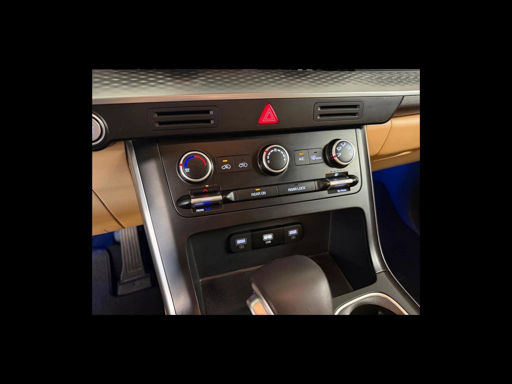 Used 2024 Kia Carnival LX FWD image 23