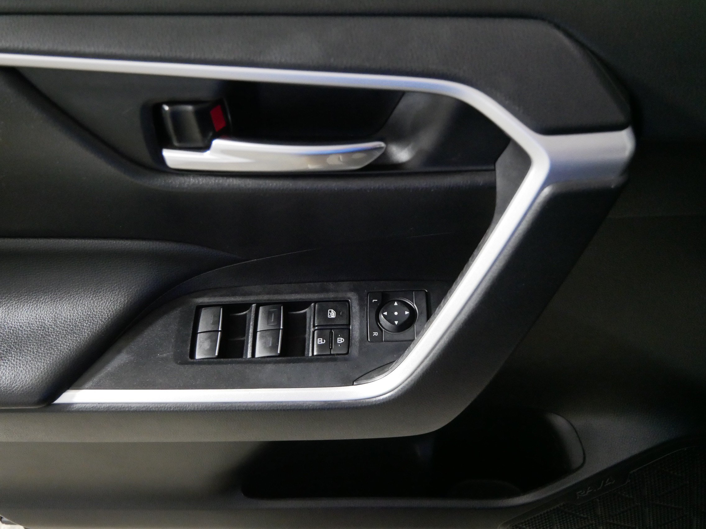 Used 2022 Toyota RAV4 XLE AWD/4WD image 19