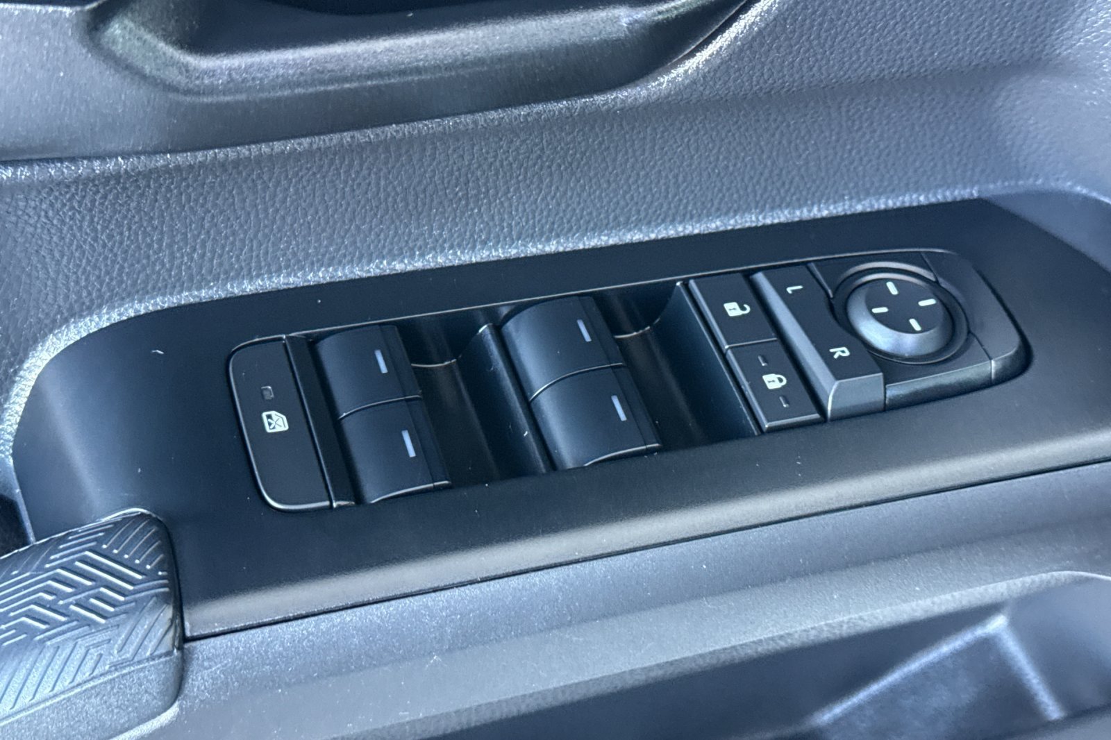Used 2025 Toyota Tacoma SR5 w/ SR5 Upgrade Package AWD/4WD image 18