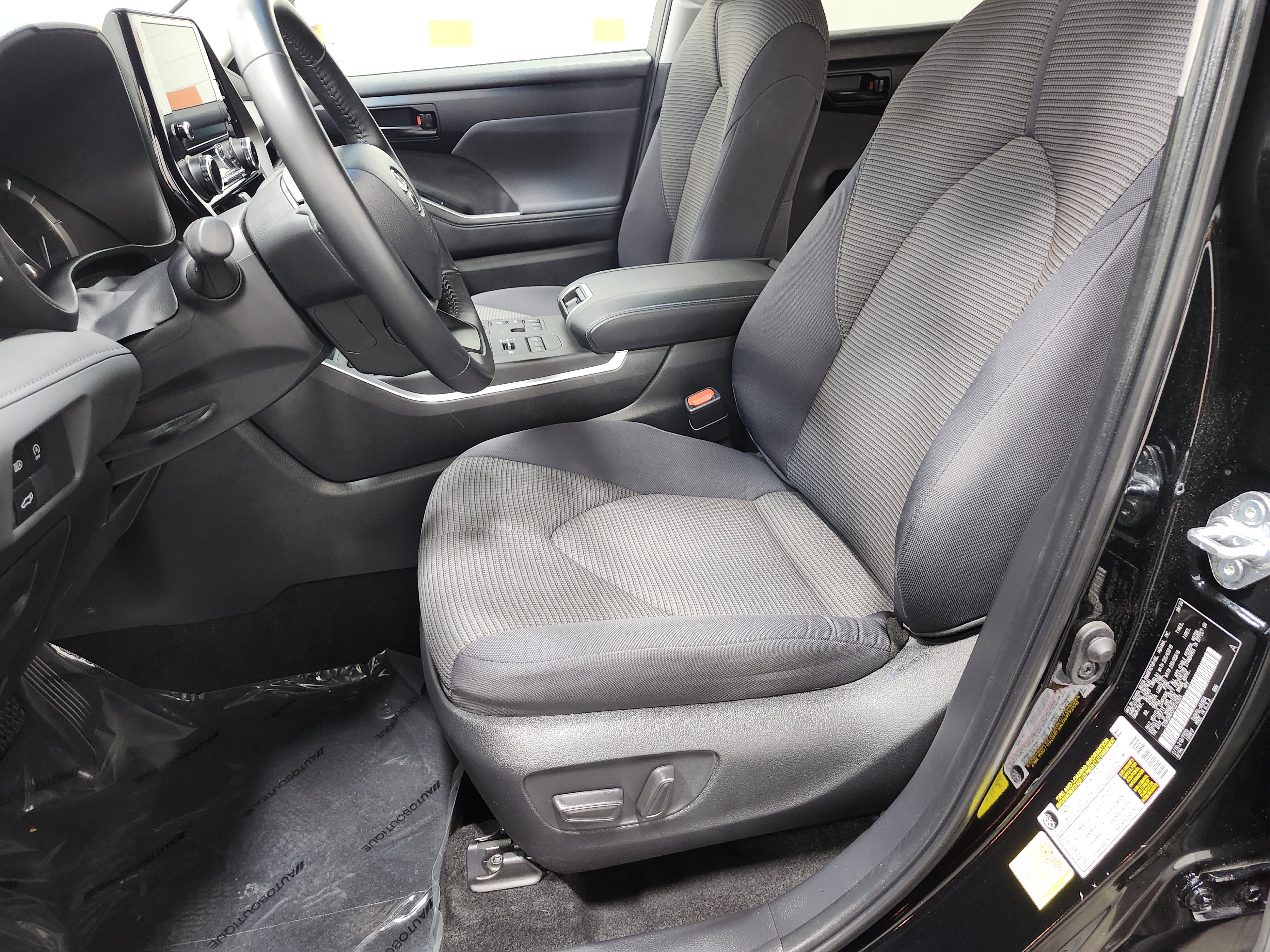 Used 2023 Toyota Highlander LE AWD/4WD image 23