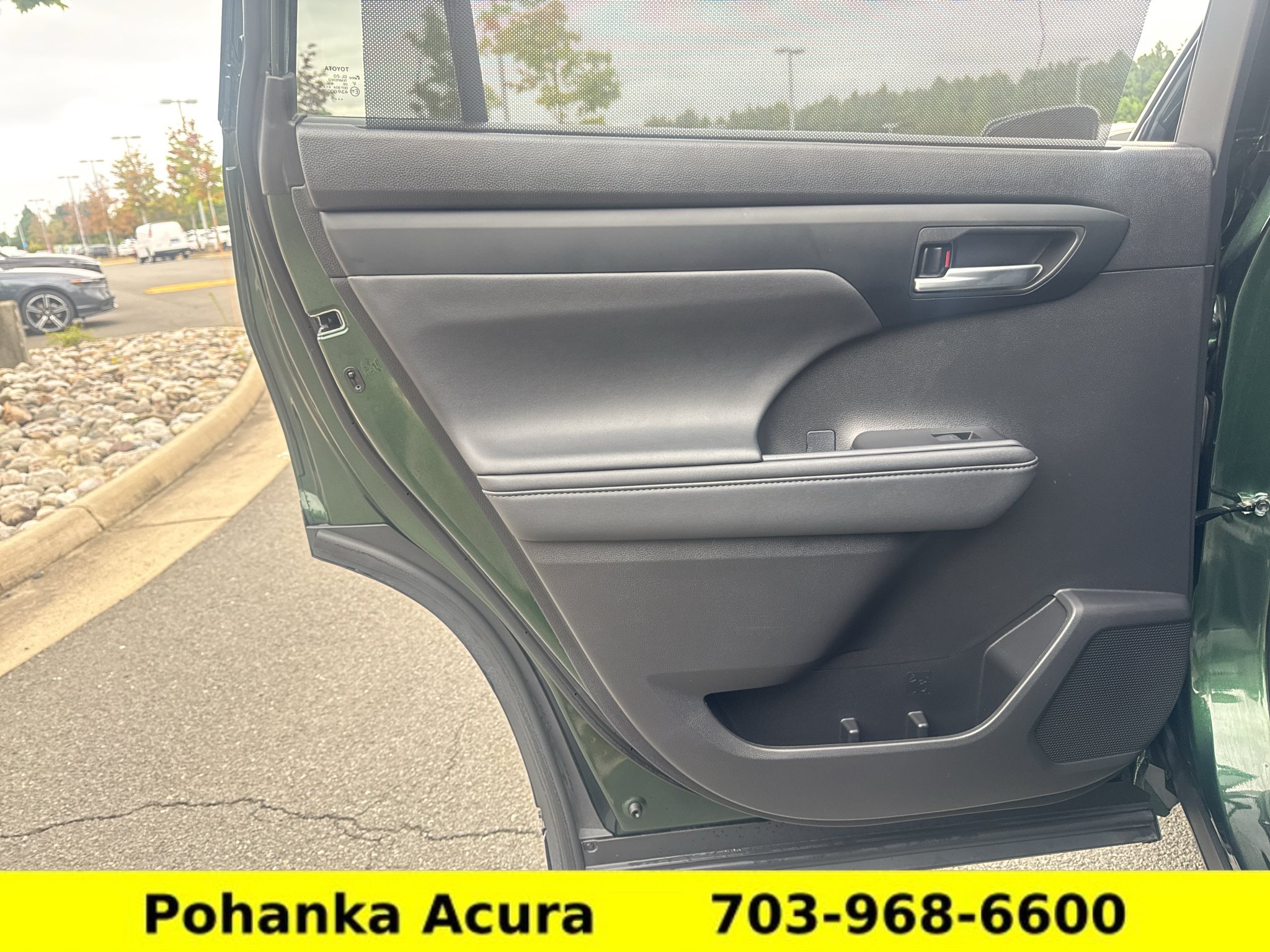 Used 2024 Toyota Highlander XLE AWD/4WD image 29