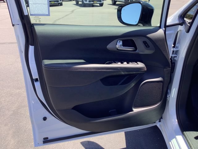 New 2027 Chrysler Pacifica Limited FWD image 9