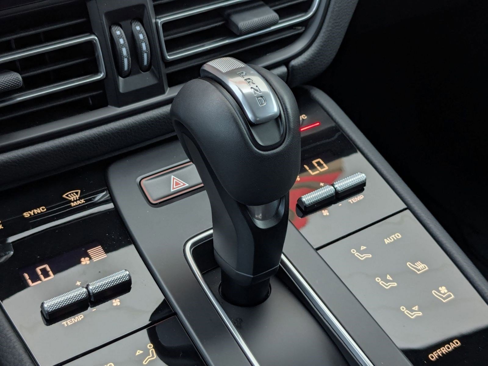 Certified 2025 Porsche Macan AWD/4WD image 20