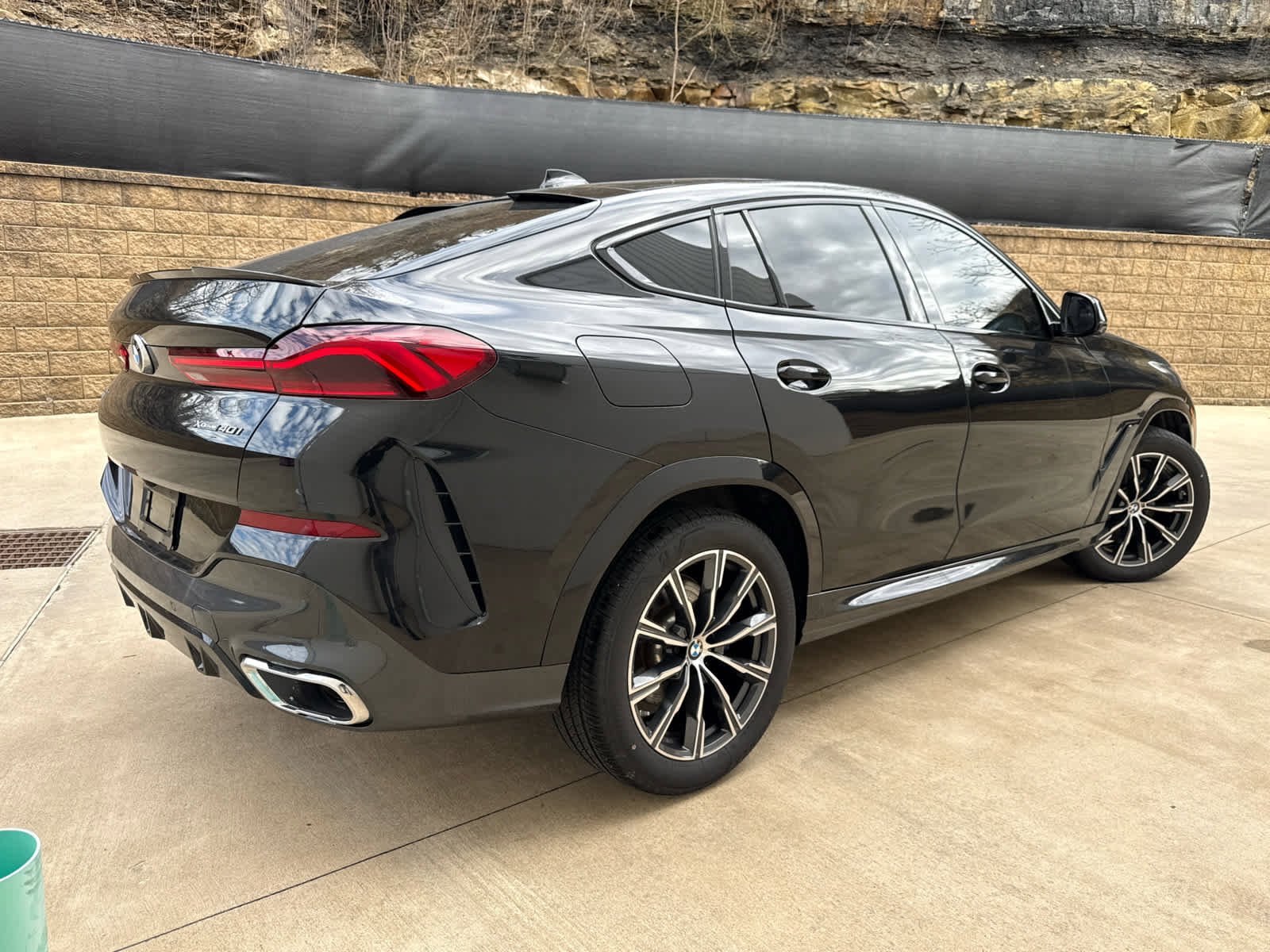 Certified 2022 BMW X6 xDrive40i w/ M Sport Package AWD/4WD image 3
