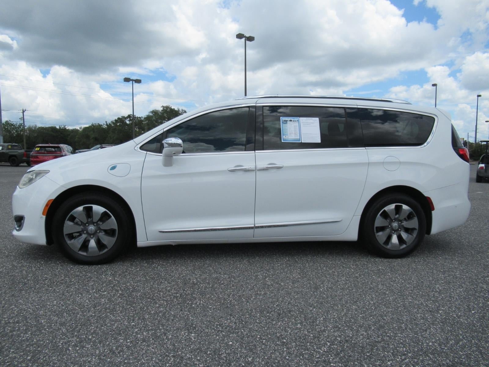 Used 2017 Chrysler Pacifica Platinum FWD image 4