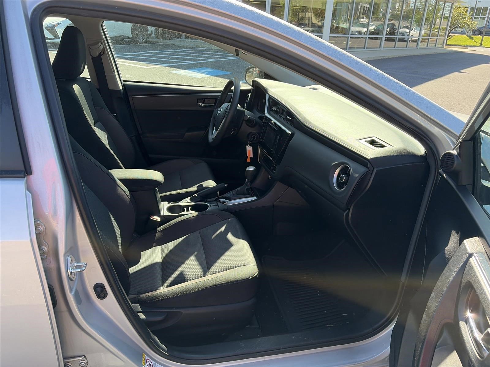 Used 2018 Toyota Corolla LE w/ Carpet Mat Package (TMS) FWD image 14