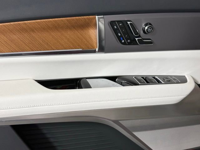 New 2026 Cadillac Vistiq Sport image 12