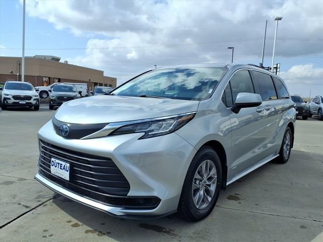 Used 2021 Toyota Sienna LE w/ LE Plus Package image 3