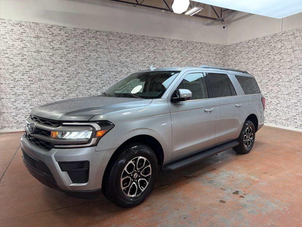 Used 2024 Ford Expedition Max XLT image 3