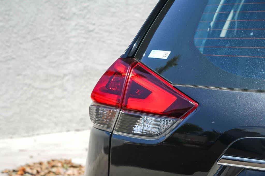 Used 2018 Nissan Rogue S AWD/4WD image 7