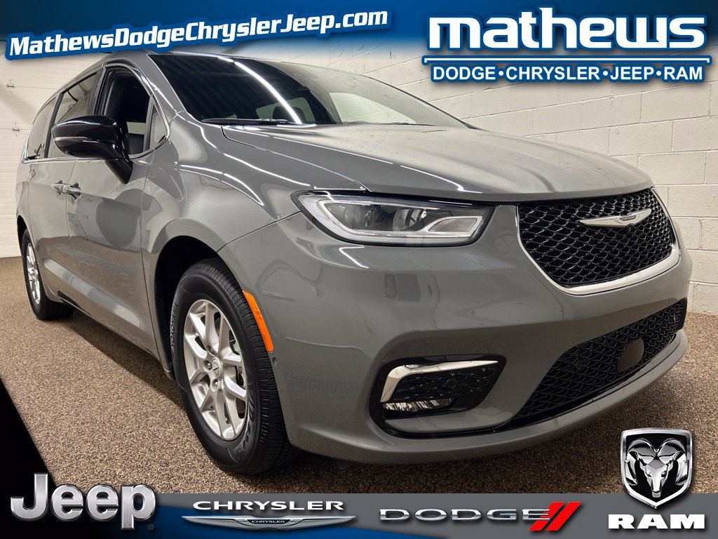 Used 2025 Chrysler Pacifica Select