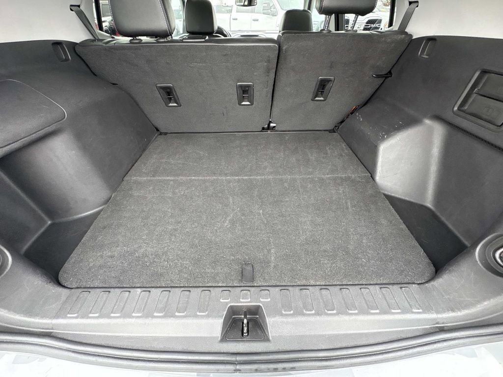 Used 2024 GMC Terrain SLT image 17