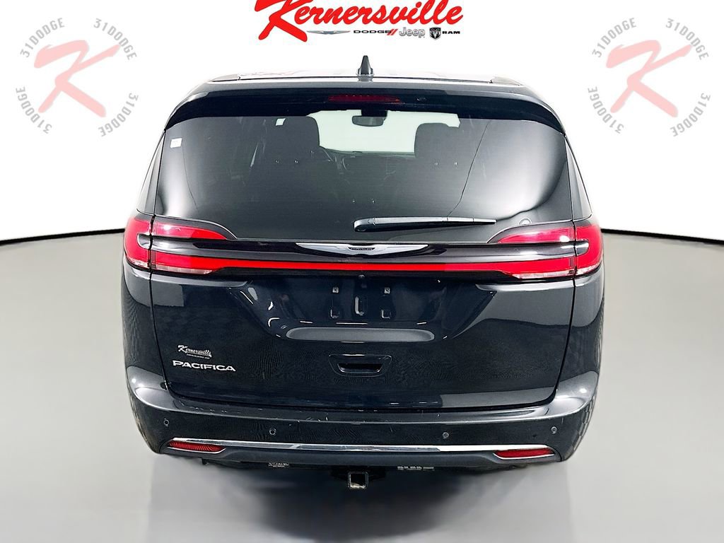 Used 2023 Chrysler Pacifica Touring image 6